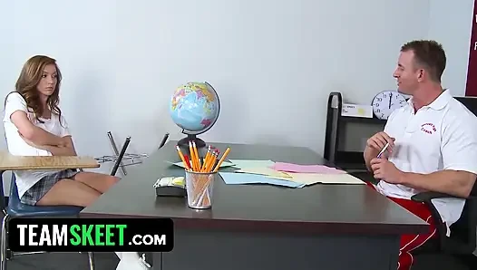 Seksi esmer gözaltında bacaklarını geniş açıyor