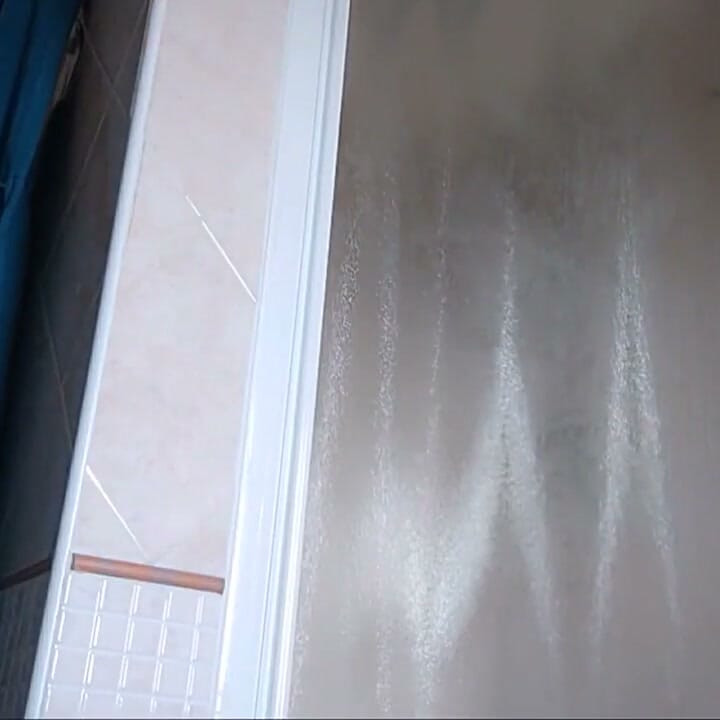 Jeden Morgen putze ich meine Zähne sehr gut, nackt und mit einem Mund voller Schaum, dann pinkeln und