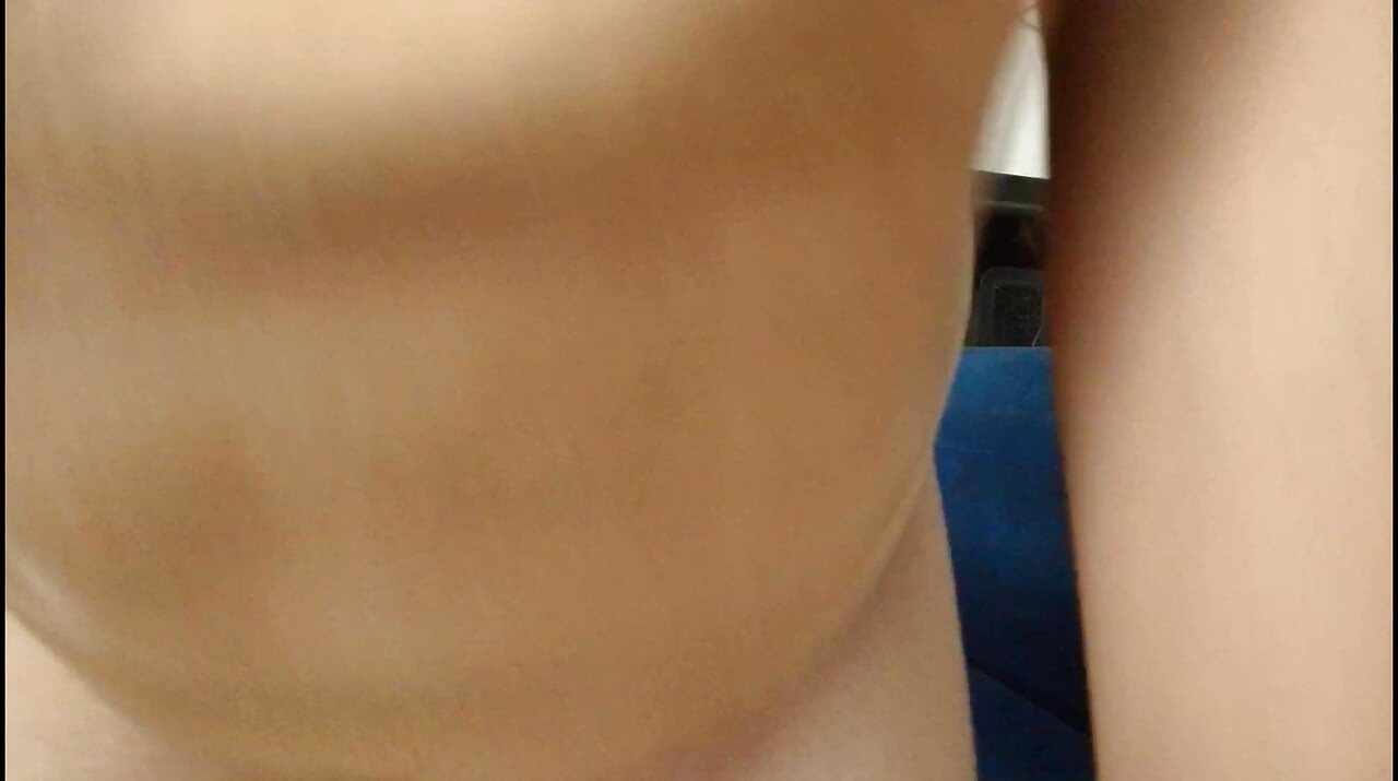 Minha amiga da faculdade me surpreende com uma chupada deliciosa