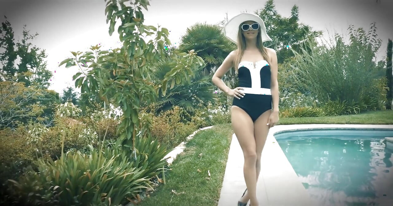 Gorąca blondynka nastolatka zostaje zerżnięta na zewnątrz