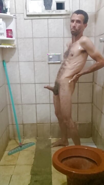 Mig tager et brusebad med en hård på og onanerer, indtil jeg kommer