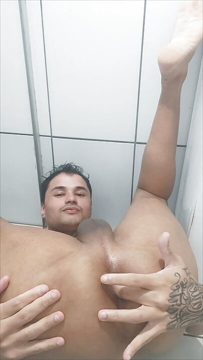 Femboy sa raširenom rupicom