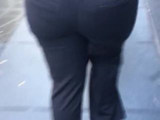 Mamă sexy cu cur mare în pantaloni de rochie gri închis 2