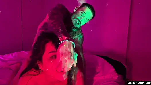 Pembe yatak odasında büyük götlü latin Sara Retali ile sert seks