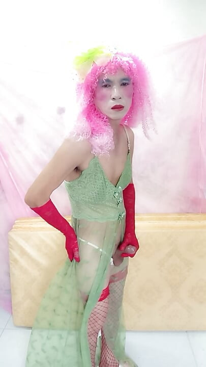 Oanh Le shemale wearing sexy porn selfie
