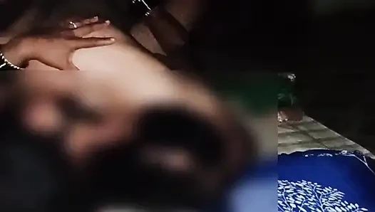 Gece yarısı gizli seks. Hintli üvey anne sikişiyor