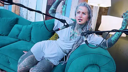 Aku berbicara tentang Z - zeal - ASMR podcast SFW berbicara dengan gadis gothic kurus model tato gimbal bertato