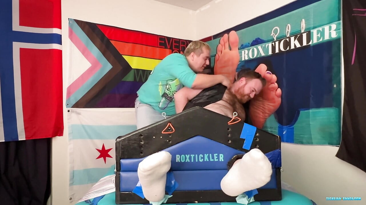 毛茸茸的瑞安得到一个很好的痒痒