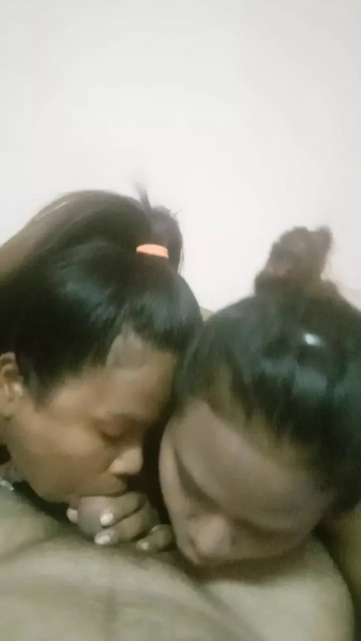 Due ragazze mi aiutano a essere montata da un migliore amico