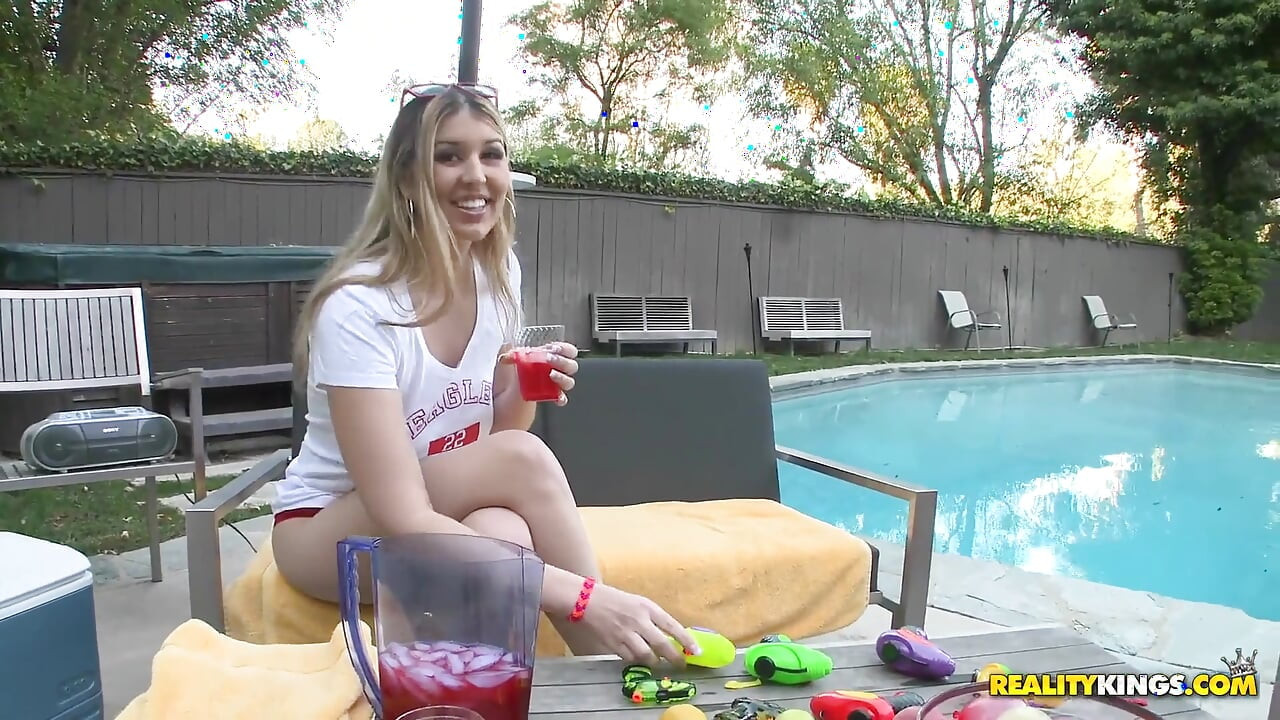 La bomba rubia tetona Atheena Complace provoca voodoo en el lado de la piscina se folla