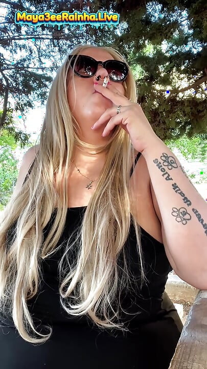 Grandota brasileña milf diosa fumando al aire libre, ritual mostrando muslos
