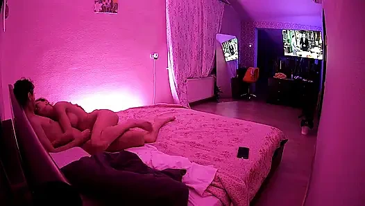 Kamila dan danildo berpelukan di ranjang