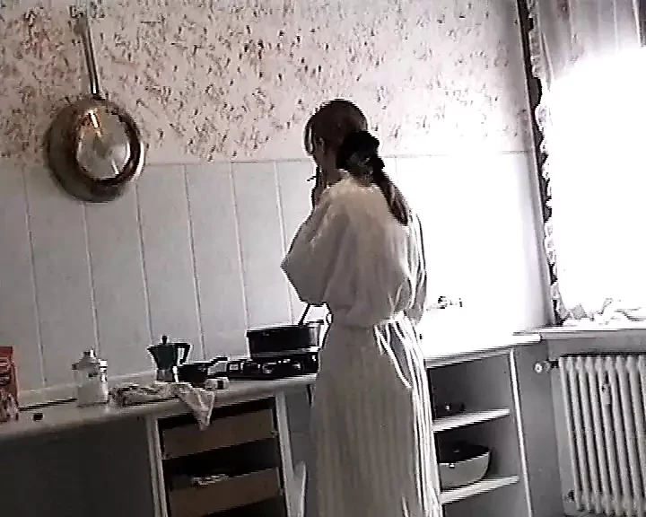 Blondine wartet ungeduldig darauf, dass ihr Ehemann ihn anmacht