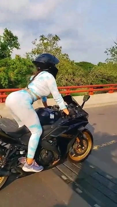 CULONA EN LEGGINS EN MOTO
