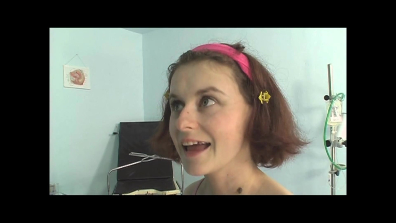 若いアマチュア痩せた女の子が医者に口内で犯され、中出しされる