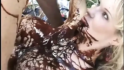 Cowok nakal dan tante seksi rambut pirang lagi asik ngentot sambil dientot pakai sirup cokelat
