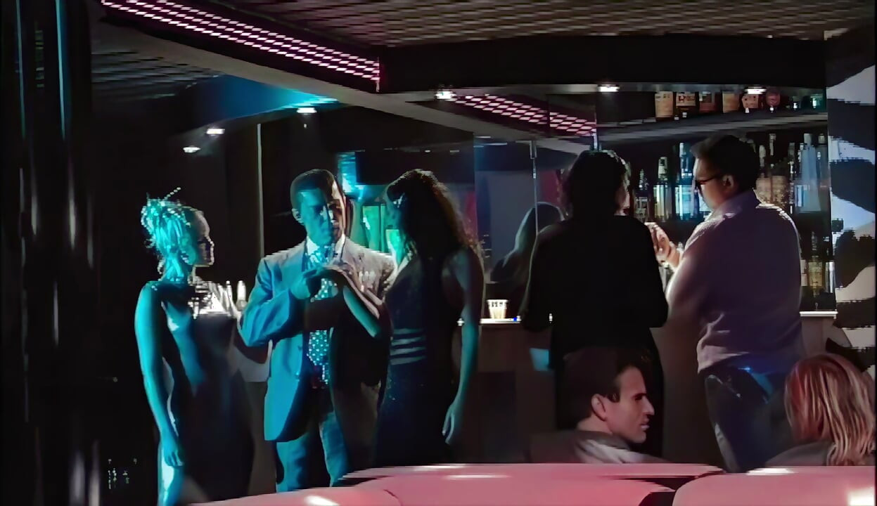 2 Zorras Comparten Una Polla Italiana En Una Discoteca Entre La Gente