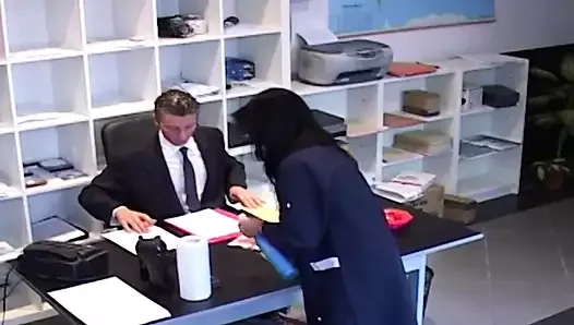 Скрытая камера снимает на видео, как босс трахает уборщицу