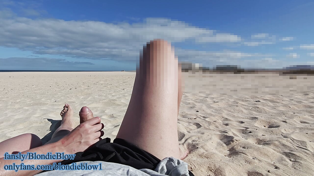 Very risky blowjob in public beach