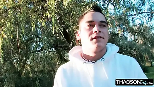 Genç sarışın güzellik kendini ve partnerini tatmin ediyor