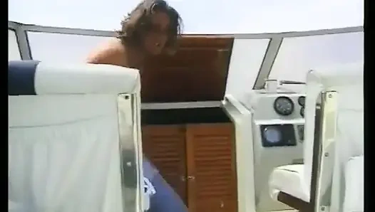 İki arkadaş İbiza'da tatilde ve ateşli piliçleri sikiyor.