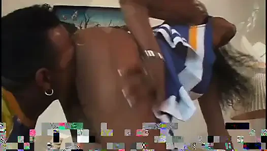 Dik memeli siyah amigo kız büyük siyah yarağa biniyor