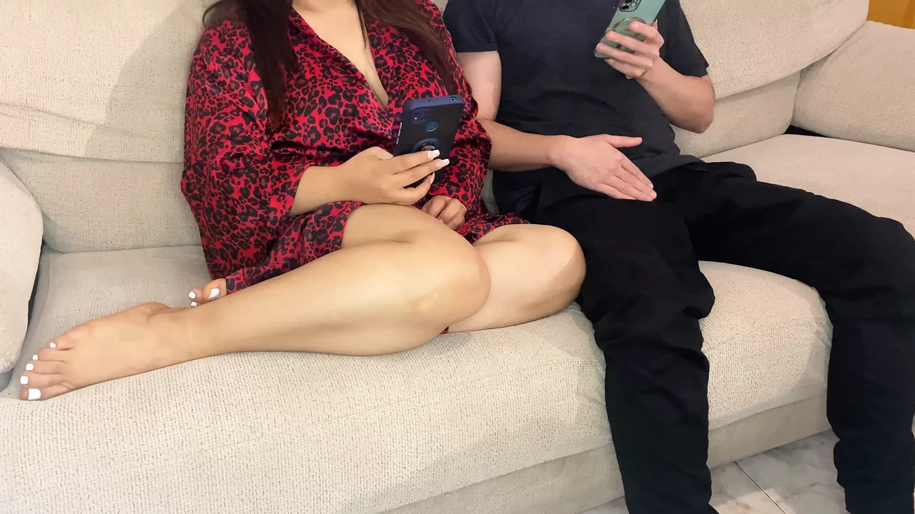 继母从来没有想过她最终会帮助她的继子射精！