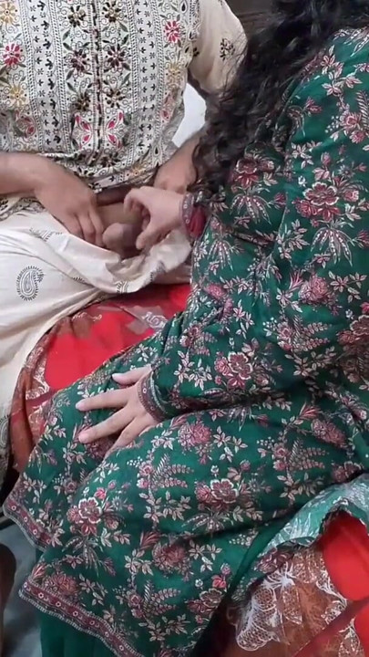 継母が突然部屋に入ってきて、なぜ義理の妹の服を着ているのか尋ねました。大丈夫? | クリップ 1