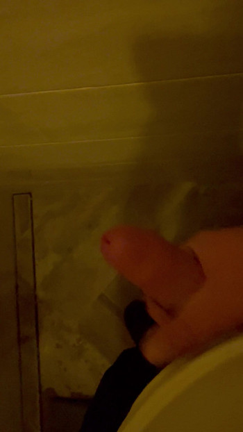 小さなチンコを擦って