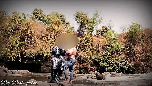 Şelalenin arkasında, iki aşık arasında bir sıcaklık yatıyor.