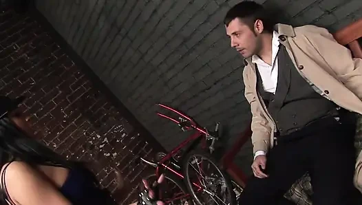 Cewek polisi memukuli crap keluar dari pacar detektifnya