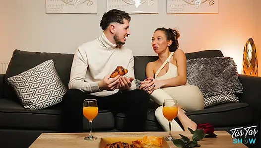 Великолепную брюнетку трахает ее массажист - ролевая игра Laura