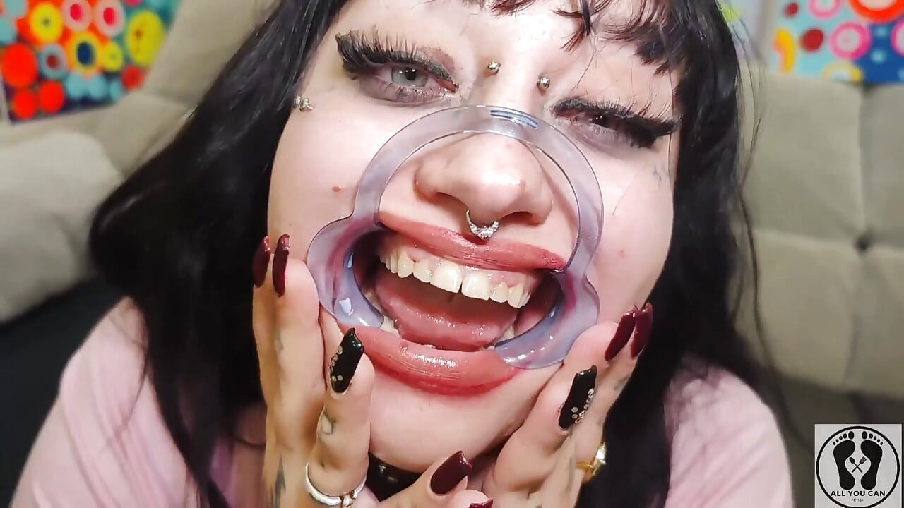 Bimbo Curvy Girl Mouth Tongue Fetish