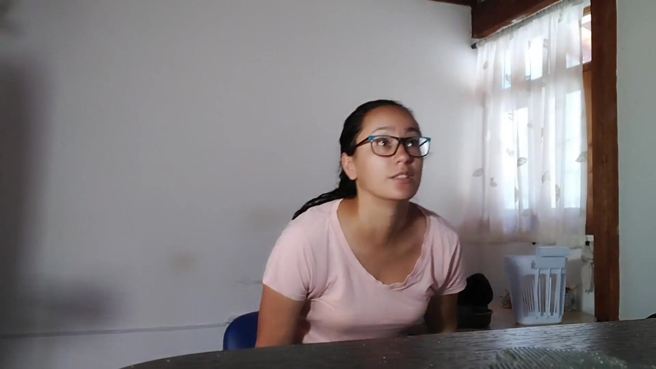 継父は彼女の母親の舞台裏で彼の継娘をファック