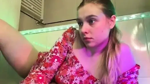 Jucielussie lagi asik mainin toket besar alaminya