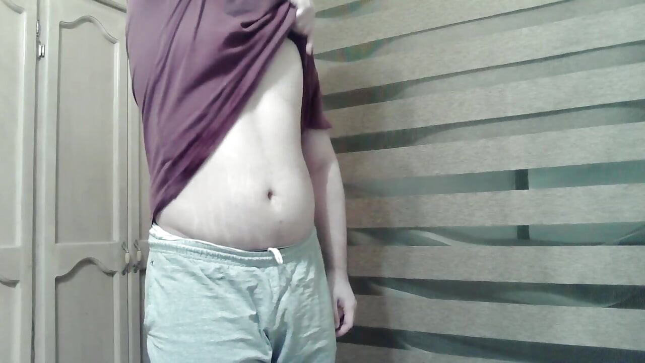 Hot muscular stud shows off and dances