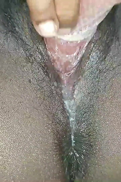 Une femme jouit de sa chatte - 8