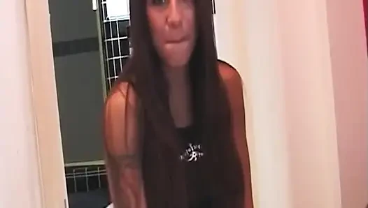 Si cewek sange rambut cokelat lagi asik fingering memeknya sampai belebaran