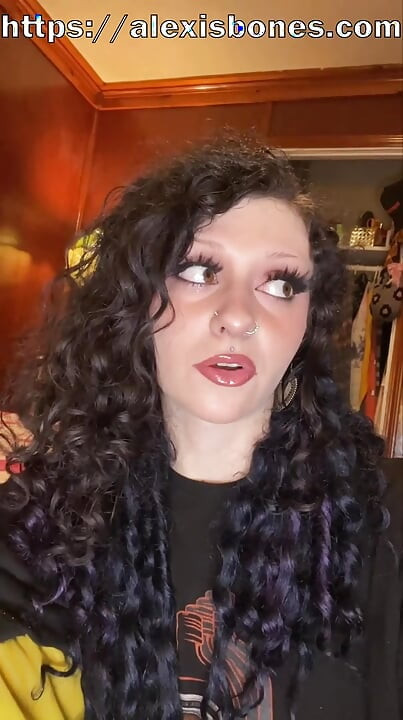 Fată excitată ia o muie cu instrucțiuni de masturbare (nu poate merge o zi fără să sugă pula) - Alexis Bones