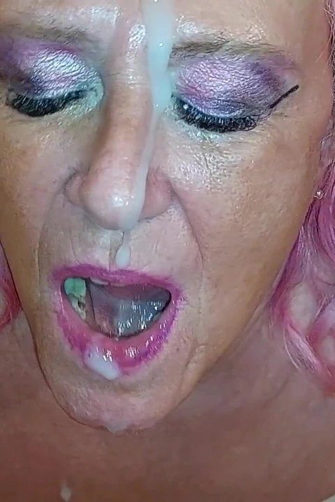 肮脏的奶奶玩假阳具和真正的鸡巴, 直到她射出