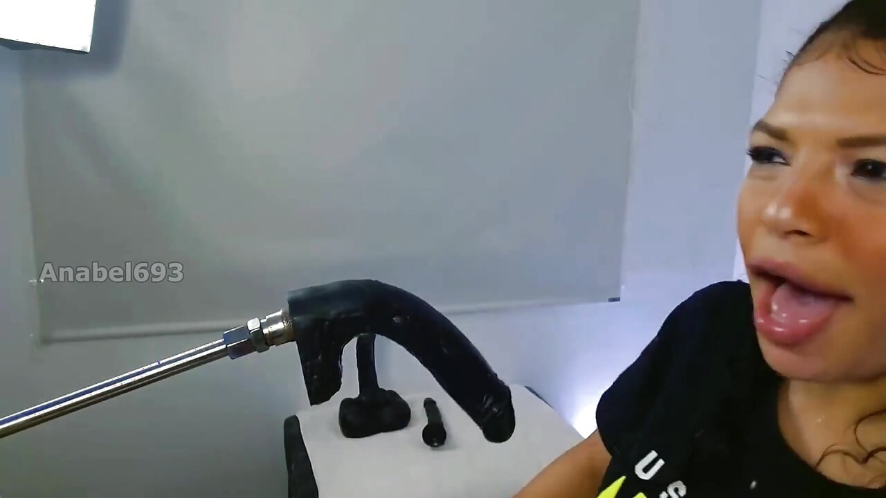 Ana affamée explose de sperme sur son joli visage en baisant sa machine à sexe