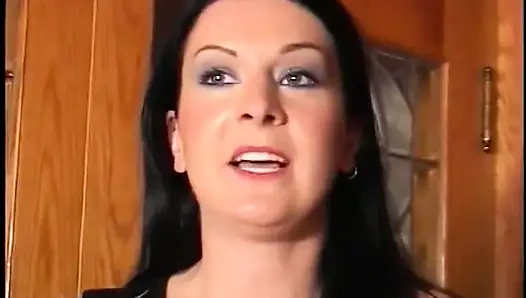 Cewek rambut cokelat dengan toket besar lagi asik seks anal di sofa kecil