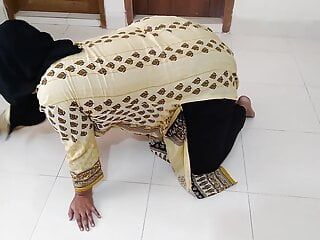 Pendżabska muzułmańska gorąca ciocia sprzątała dom, gdy sąsiad z chłopcem zobaczył ją i zerżnął - desi seks