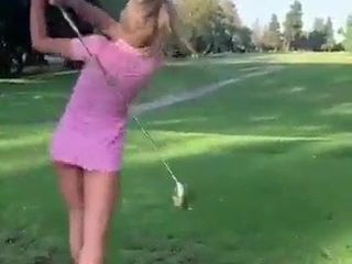 Секс на поле для гольфа на улице