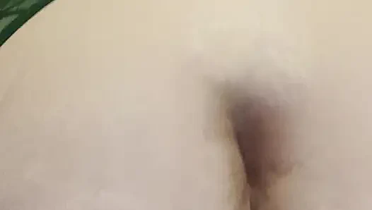 Cewek semok ini lagi asik ngentot dildo ukuran raksasa sambil pakai lingerie selangkangan