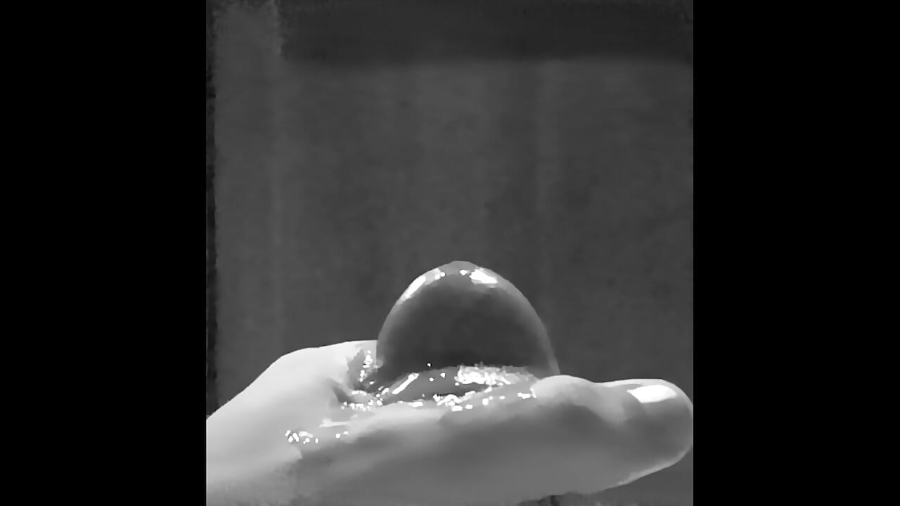 מרטיבה את ידי בטיפות לבנות