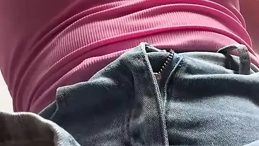 Молодая блондинка в джинсовой юбке без трусиков крупным планом, мокрая киска