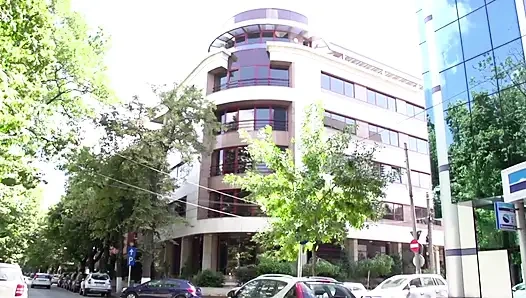 Büyük götlü hatun sikicisiyle sert sikişmeyi seviyor