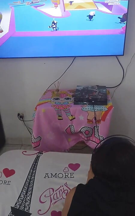 彼氏に録画されている間にプレイステーションをプレイしている