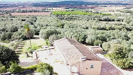 Две горячие девушки позволяют себе баловаться на улице